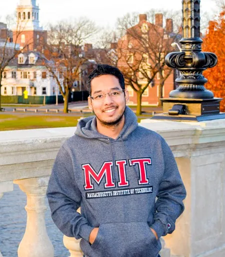 Matheus Tomoto com moletom do MIT em Harvard